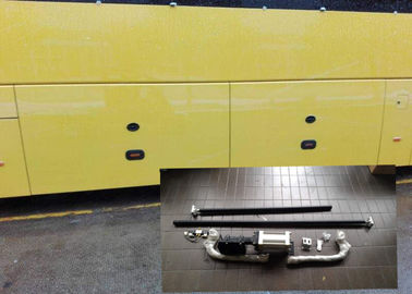 Mecanismo pneumático da porta da bagagem do ônibus de controle com o cilindro deixado e direito